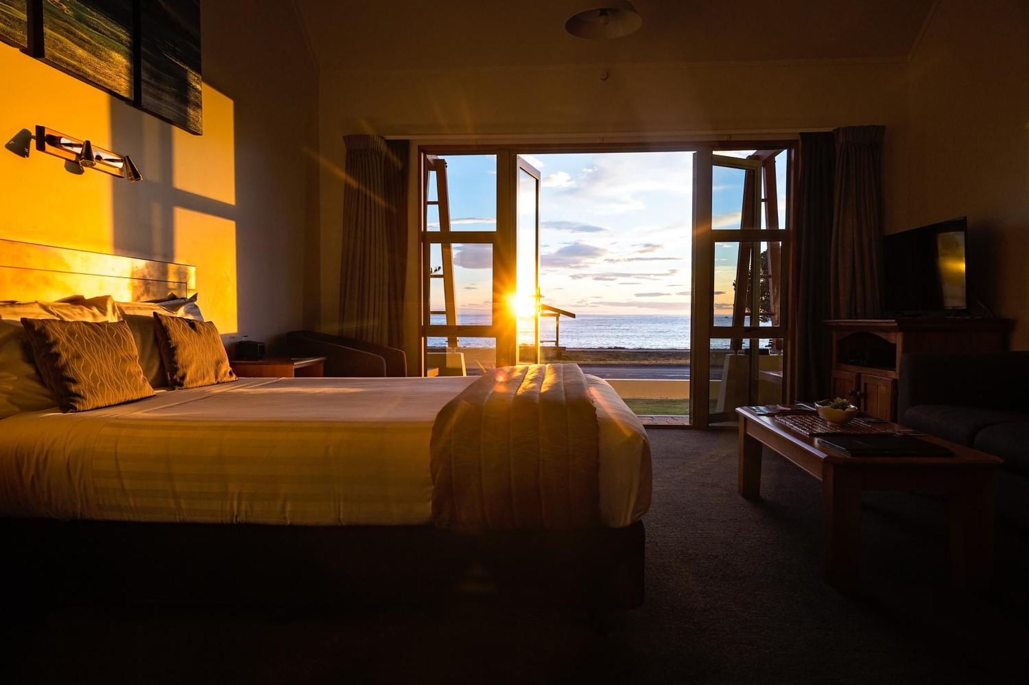 The Anchor Inn Beachfront Motel Kaikoura Exteriör bild